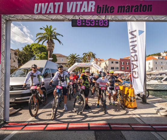 MALO BRAČKO MISTO SUTIVAN DOMAĆIN “UVATI VITAR” UTRKE Ljubitelji adrenalina s nestrpljenjem iščekuju najuzbudljiviju biciklističku avanturu